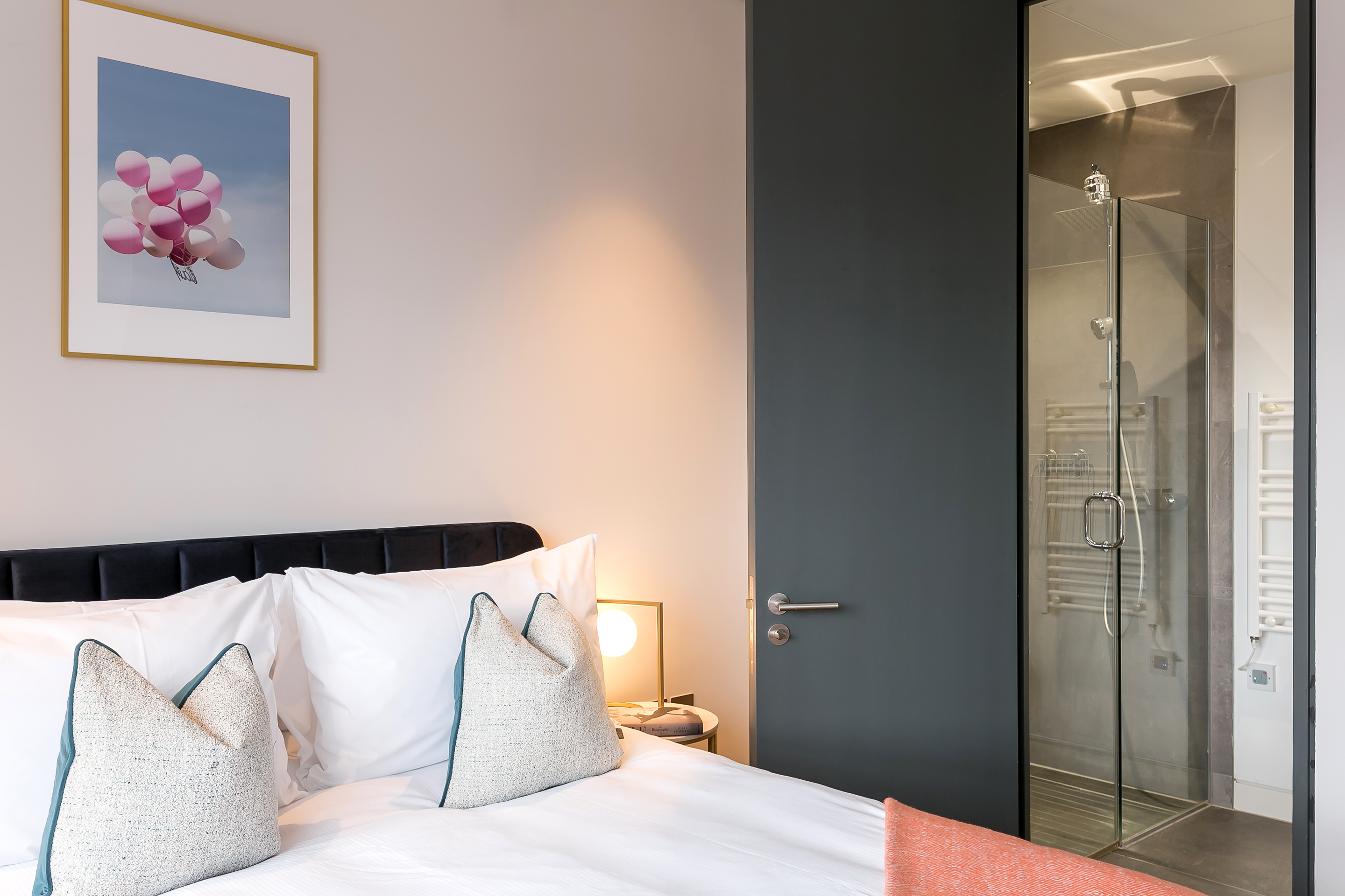 2 Bed Deluxe w/ Rooftop Terrace interior — photo 4 of 23