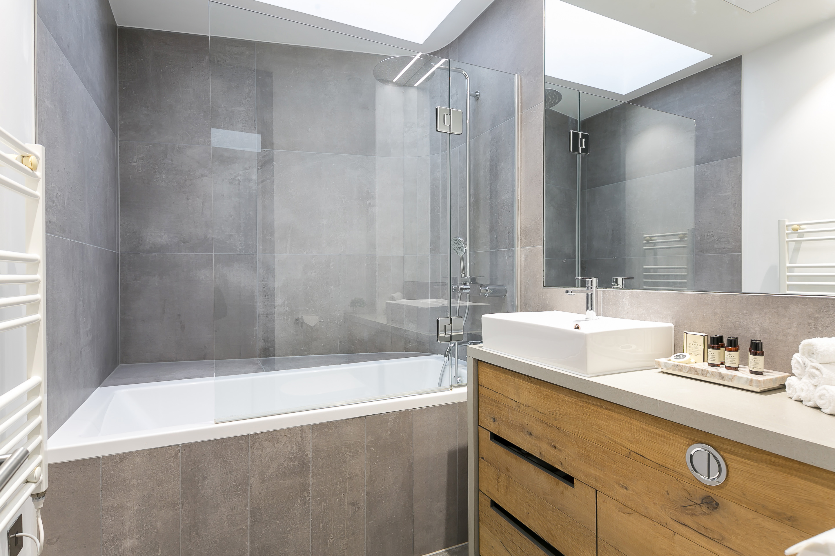 1 Bed Deluxe interior at Urban Chic Clink serviced apartment — photo 4 of 18