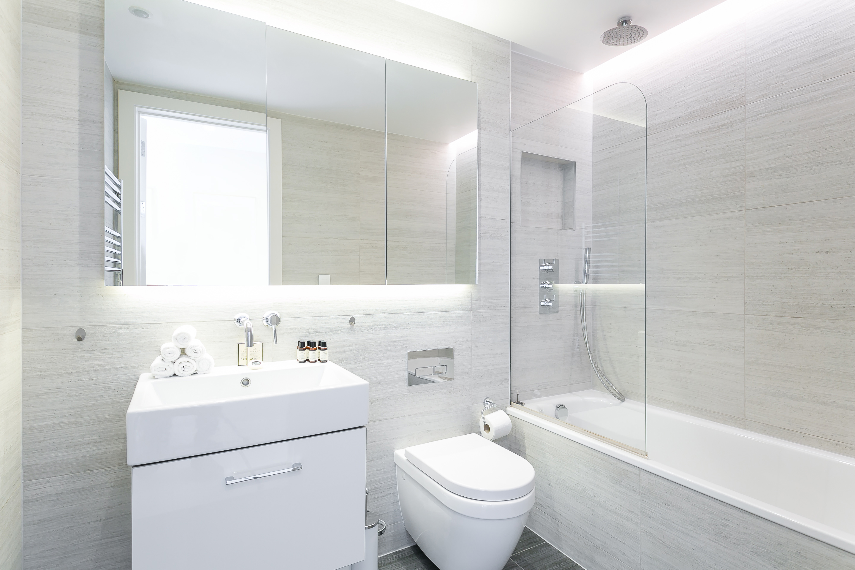 3 Bed Deluxe w/ Terrace interior — photo 9 of 25