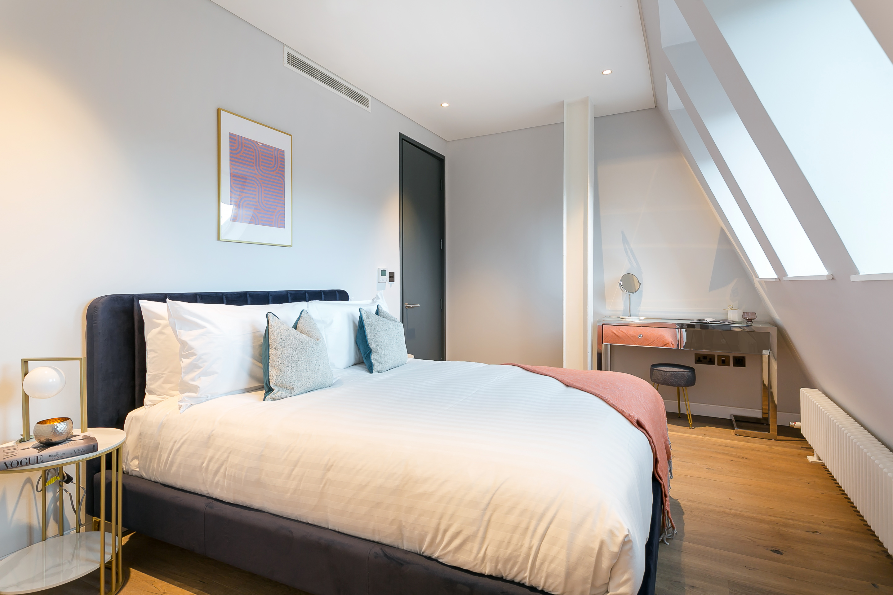 1 Bed Deluxe interior at Urban Chic Clink serviced apartment — photo 3 of 18